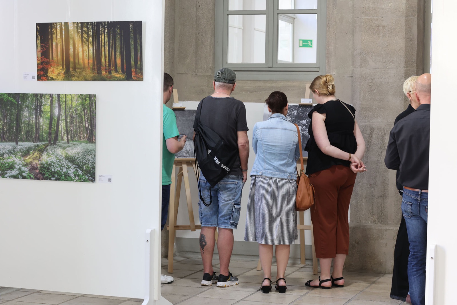 Besucherinnen und Besucher in der Fotoausstellung